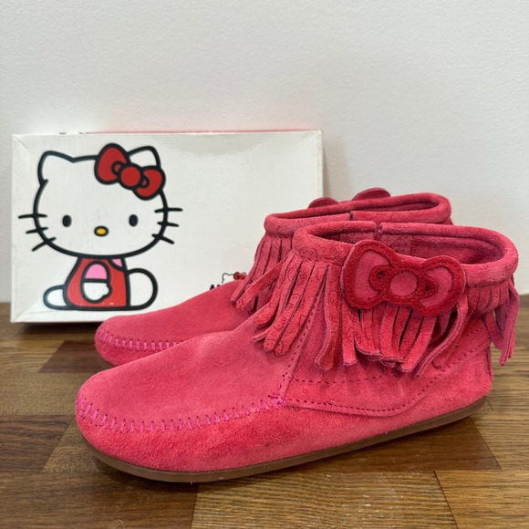 Minnetonka x‎ Hello Kitty Collab Girls 4 Boots Fringe Bow Pink Suede Leather Box - Picture 1 of 10